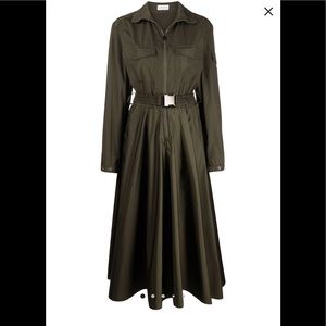 COPY - Moncler dress olive green
logo patch at the sleeve
belted waist
Size 46